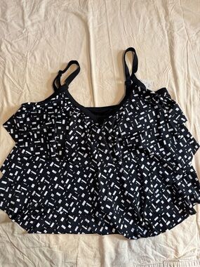 Catherines Black & White Geometric Ruffle swim top - Women 24w NWT